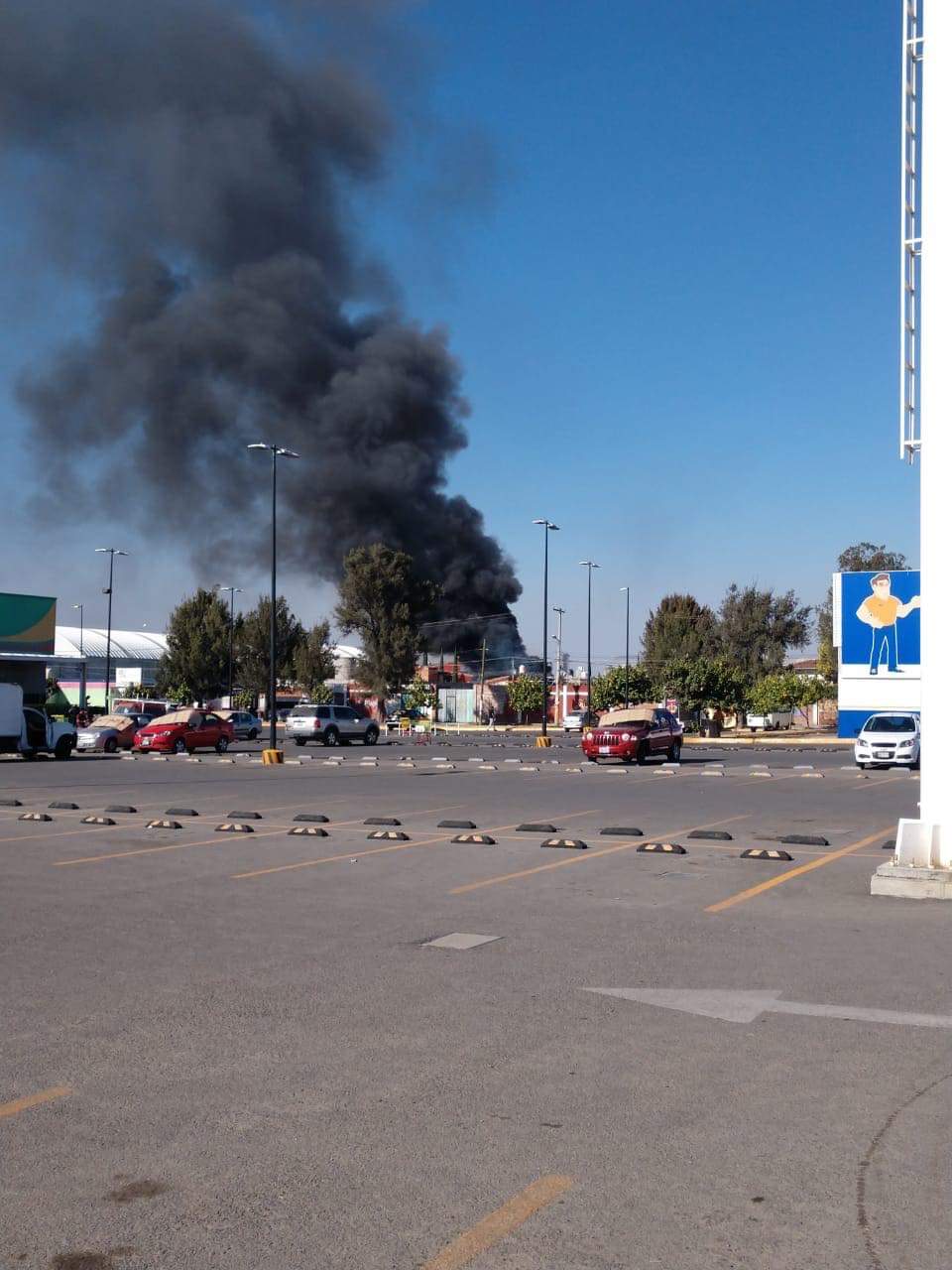 Reportan fuerte incendio en la empresa Plastitec en la 11 Sur y calle Roble en Lomas de Castillotla