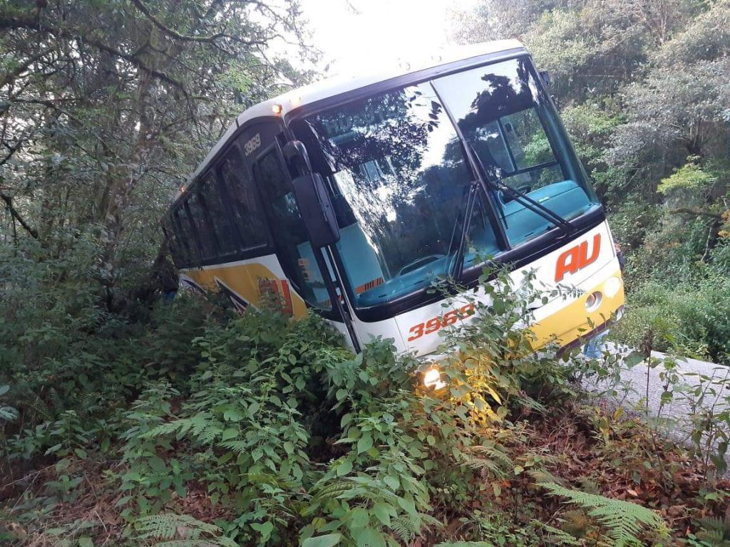 AU conducido exceso de velocidad se accidenta en la Tehuacán-Huautla
