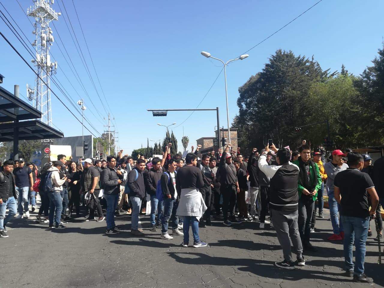 Estudiantes del Tecnológico de Puebla se suman a las marchas de la BUAP