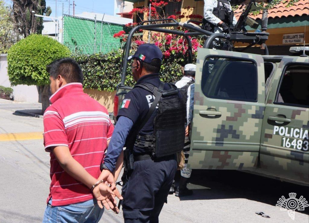 Policía estatal atrapó a rateros de camiones con mercancía y recuperó unidades y material