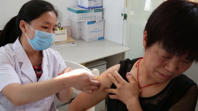 China dice tener lista para pruebas en humanos una vacuna contra el SARS-CoV-2, causante del covid-19