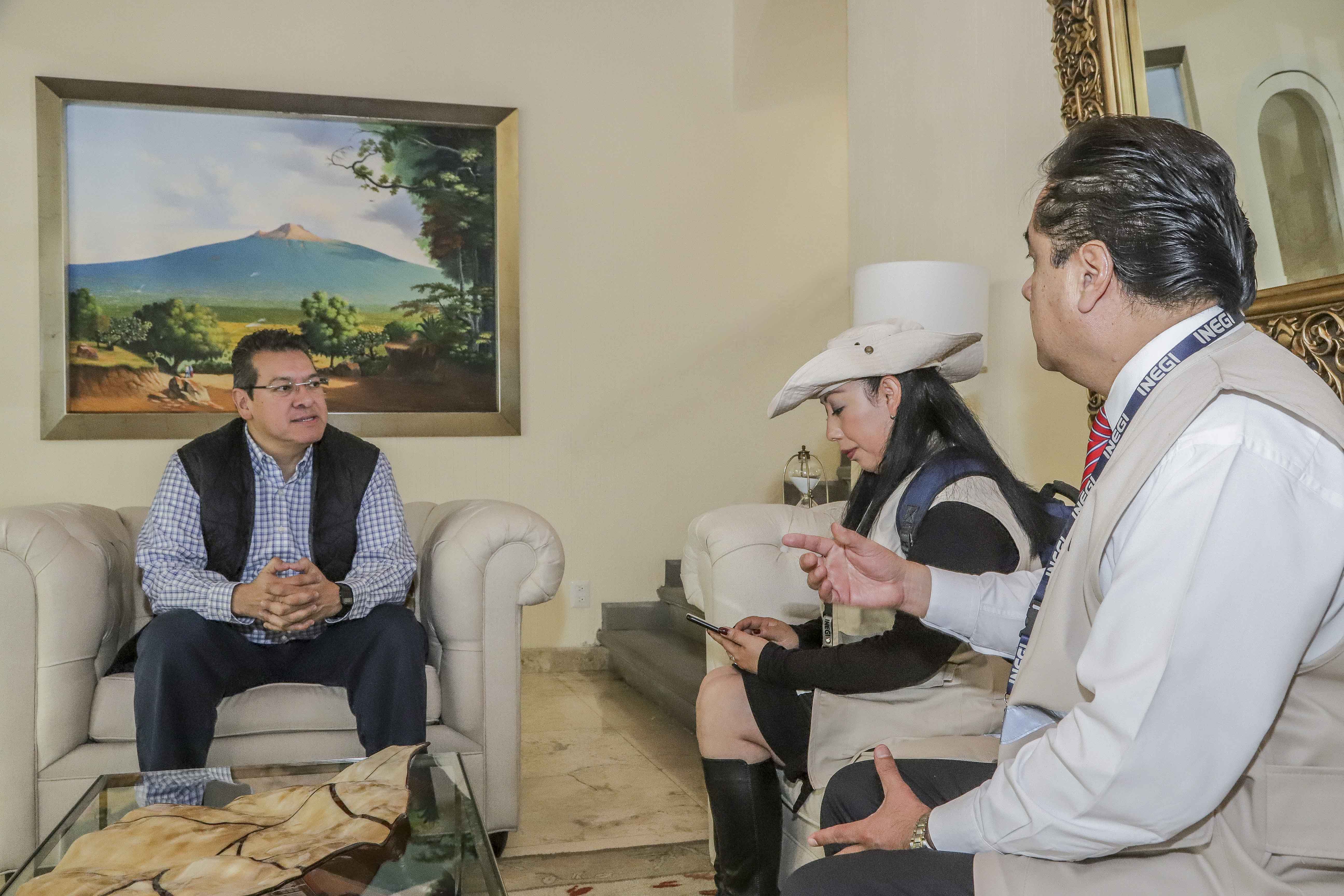 Personal del INEGI entrevista al gobernador Marco Mena.