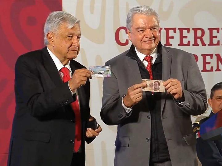 López Obrador ya compró el primer ‘cachito’ para la rifa del avión presidencial