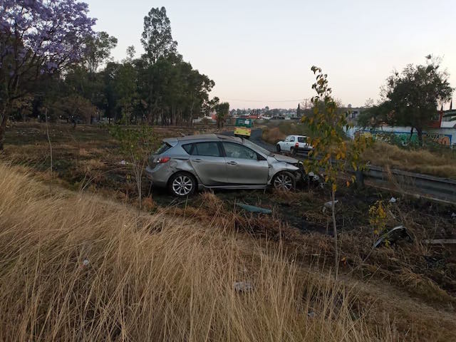 Un vehículo se volcó y se salió del camino en la autopista México-Puebla
