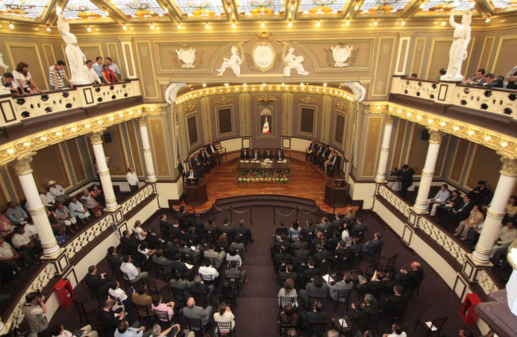 Diputados opositores a Morena se oponen a sancionar los taxis piratas