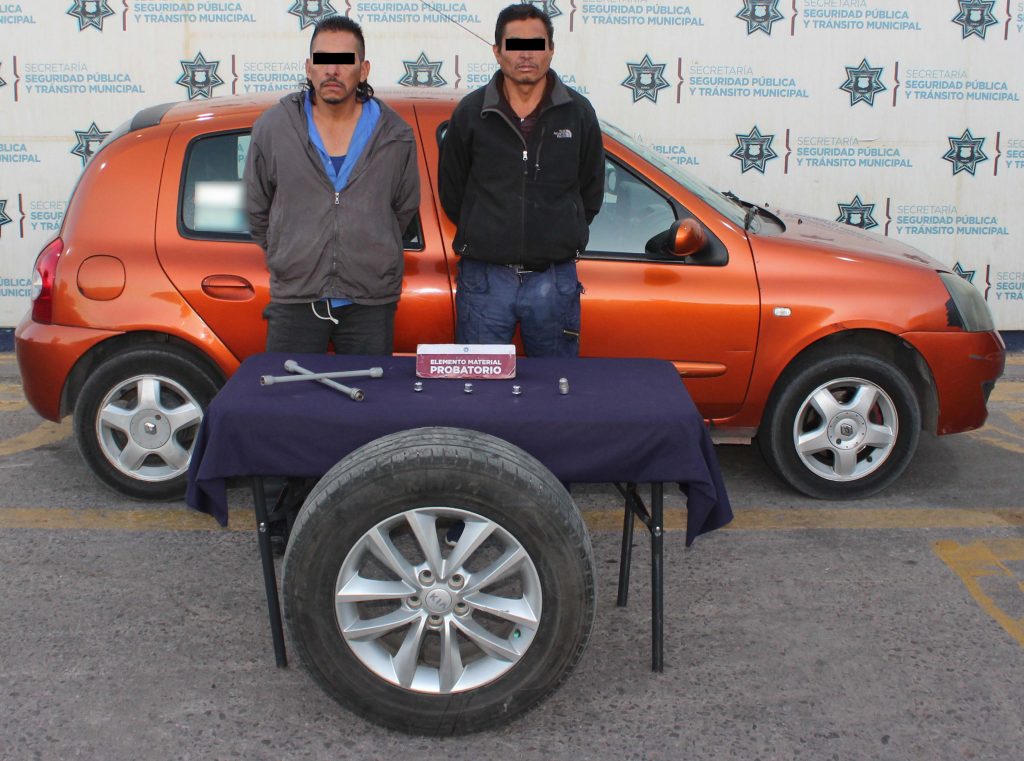 Detuvo policía municipal de Puebla a pareja por robo de autopartes.