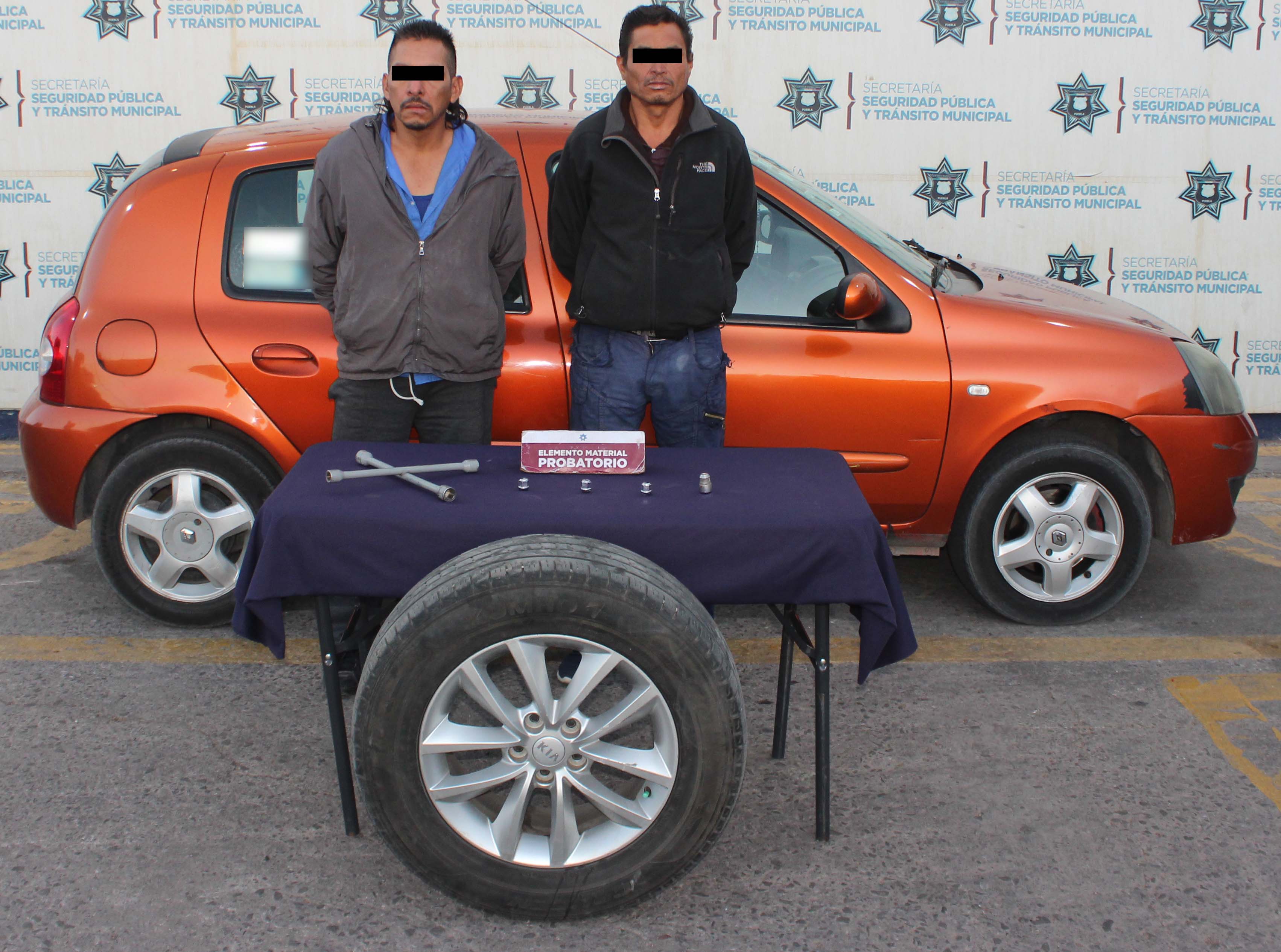 Detuvo policía municipal de Puebla a pareja por robo de autopartes.