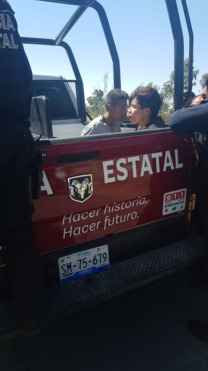 Vídeos desde Puebla: Policías estatales detienen a presuntos rateros en el periférico