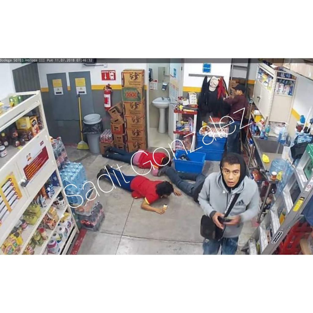 Videocámaras captan a asaltantes en pleno robo a Oxxo de San Lorenzo Chachapa