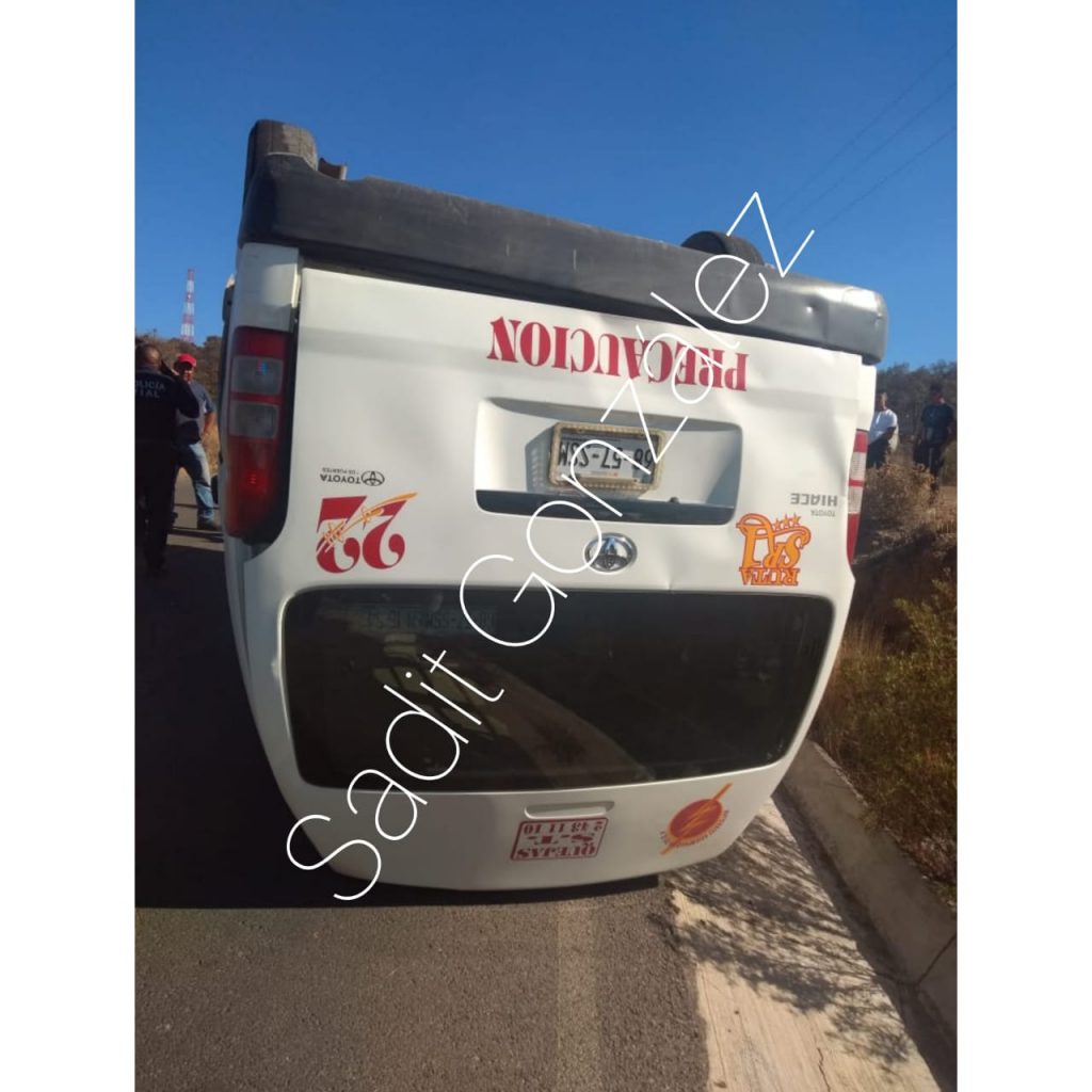 Vuelca combi de transporte público en Chachapa