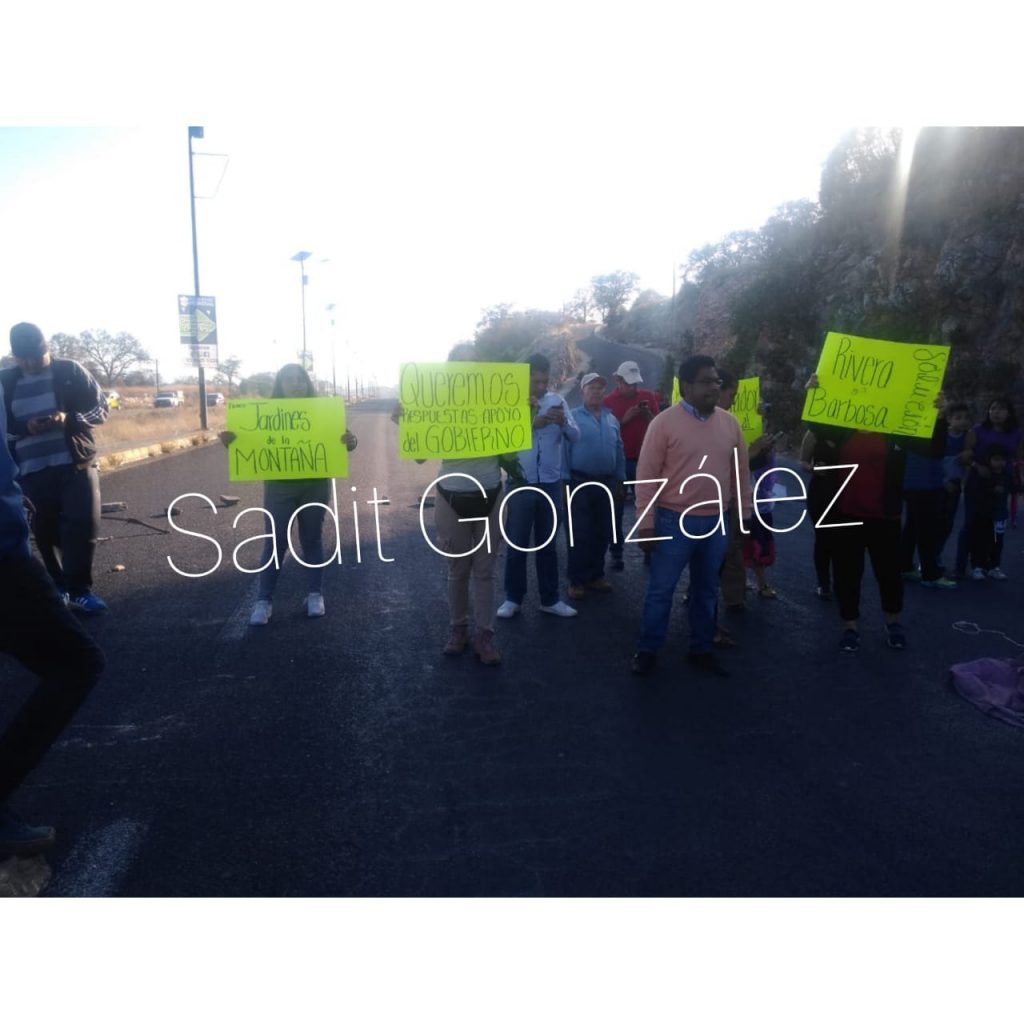 Vecinos de Clavijero bloquean Periférico en demanda de mayor seguridad