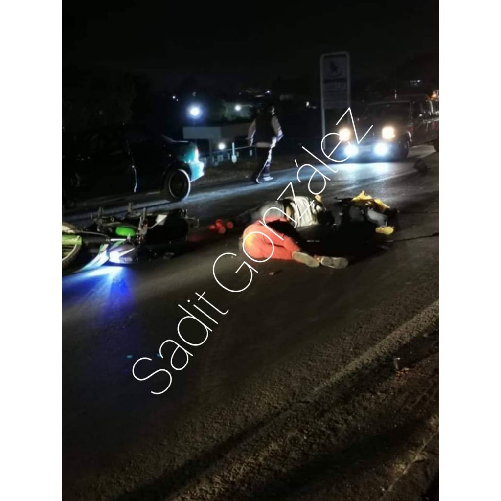 Embisten a motociclista y muere junto con su acompañante en Texmelucan