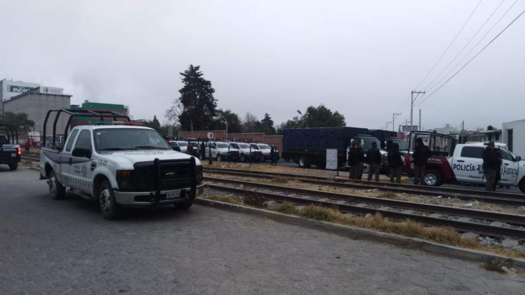 Vídeos desde Puebla: Guardia Nacional y policía estatal liberan vías del tren en Lara Grajales