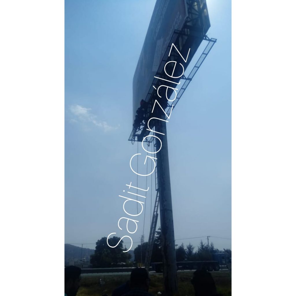 Lo balean cuando estaba arriba de un espectacular en Amozoc para robarle su camioneta y herramientas