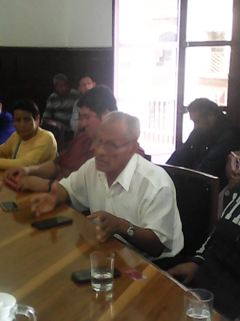 Comerciante increpa a René Sánchez Galindo