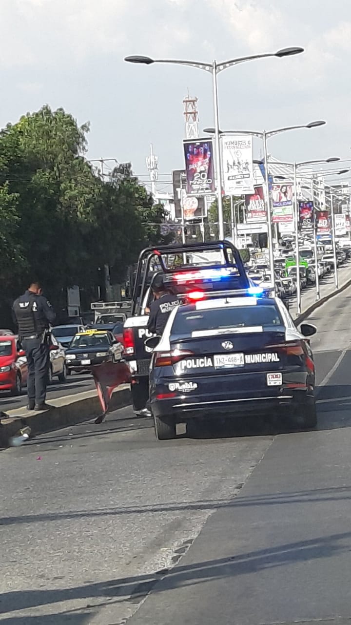 Choca patrulla municipal en Camino Real a Cholula y bulevar Atlético