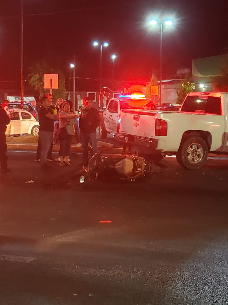 Accidente entre camioneta y motociclista en San Francisco Totimehuacán