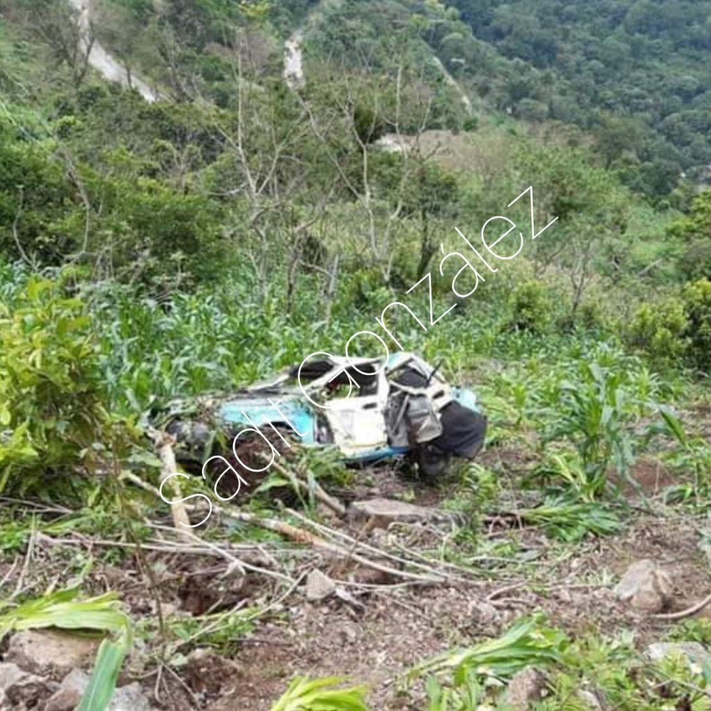 Taxista y acompañantes sufren terrible accidente y viven para contarla