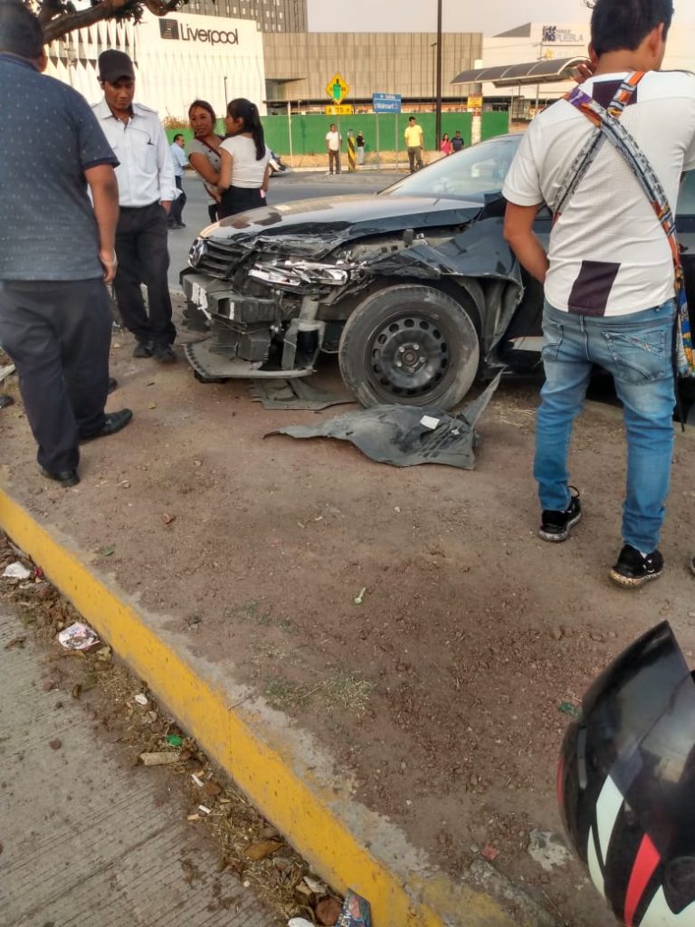 Ebrio sujeto provoca aparatoso percance en la Calzada Zaragoza