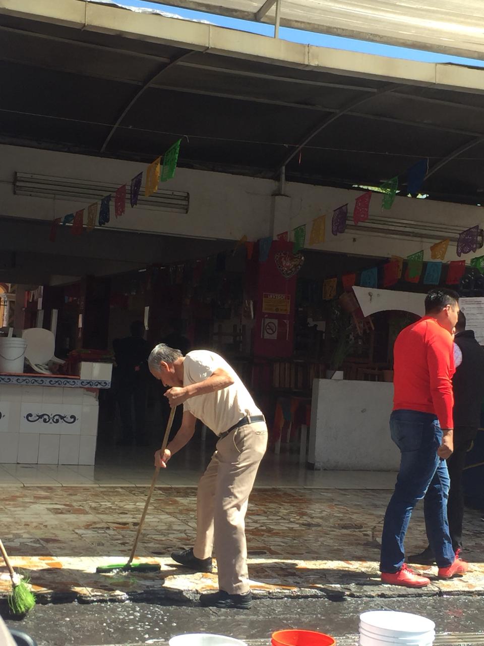 Fotonota: Locatarios limpian el mercado Garibaldi