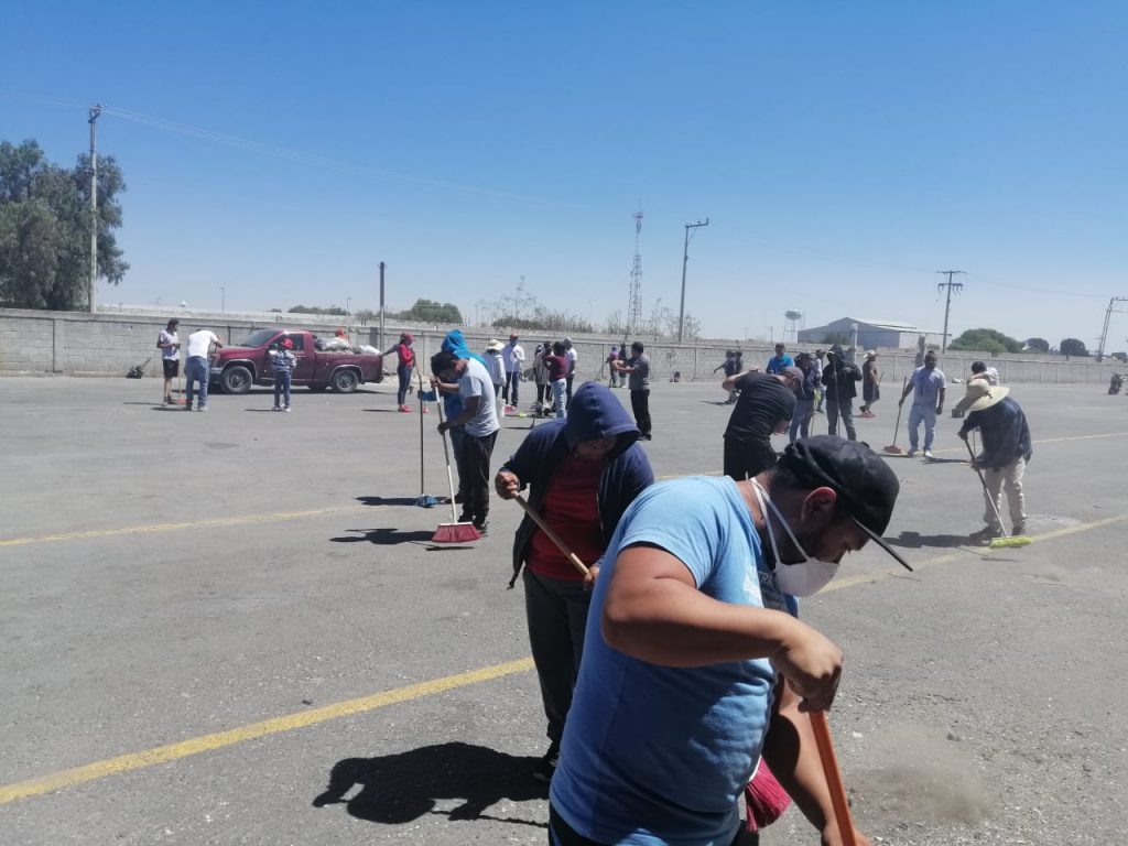 Locatarios del tianguis de Tepeaca limpian las instalaciones
