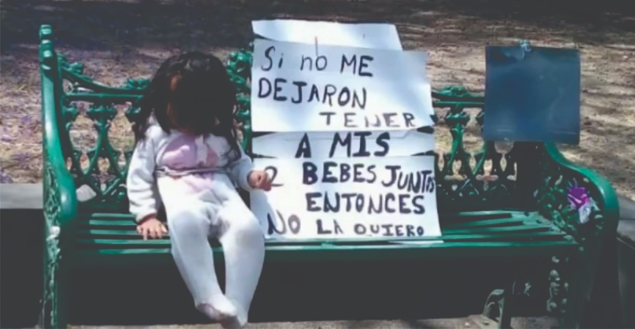 Vídeo desde Puebla: Madre de familia “luchona” amarra a su hija a banca del Paseo Bravo y la abandona