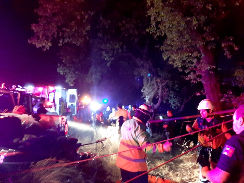 Para evitar ser linchado, presunto ladrón se arroja a una barranca de Bosques de San Sebastián