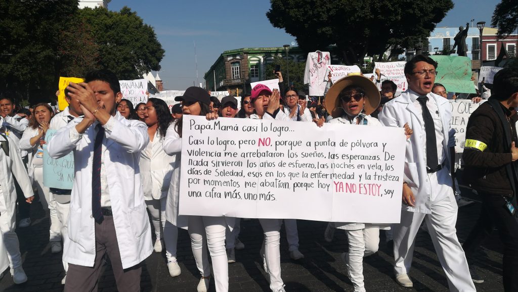 Alumnos de Medicina de la BUAP salen nuevamente a las calles para exigir justicia y paz