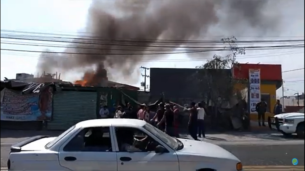 Se quemó una casa sobre la Amozoc-Acajete antes del puente de la pista