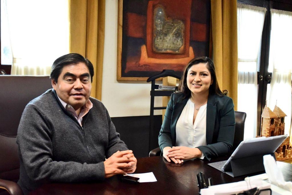 A Claudia Rivera sólo le pido que voluntariamente acate el cambio de titular en la Secretaría de Seguridad Pública de Puebla capital, afirmó el gobernador