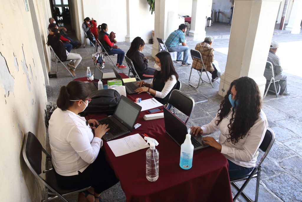 Atiende el gobernador Miguel Barbosa a poblanos que acuden a casa Aguayo.