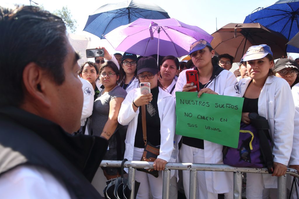 Vamos juntos a resolver los temas de seguridad, dice el gobernador Miguel Barbosa a estudiantes