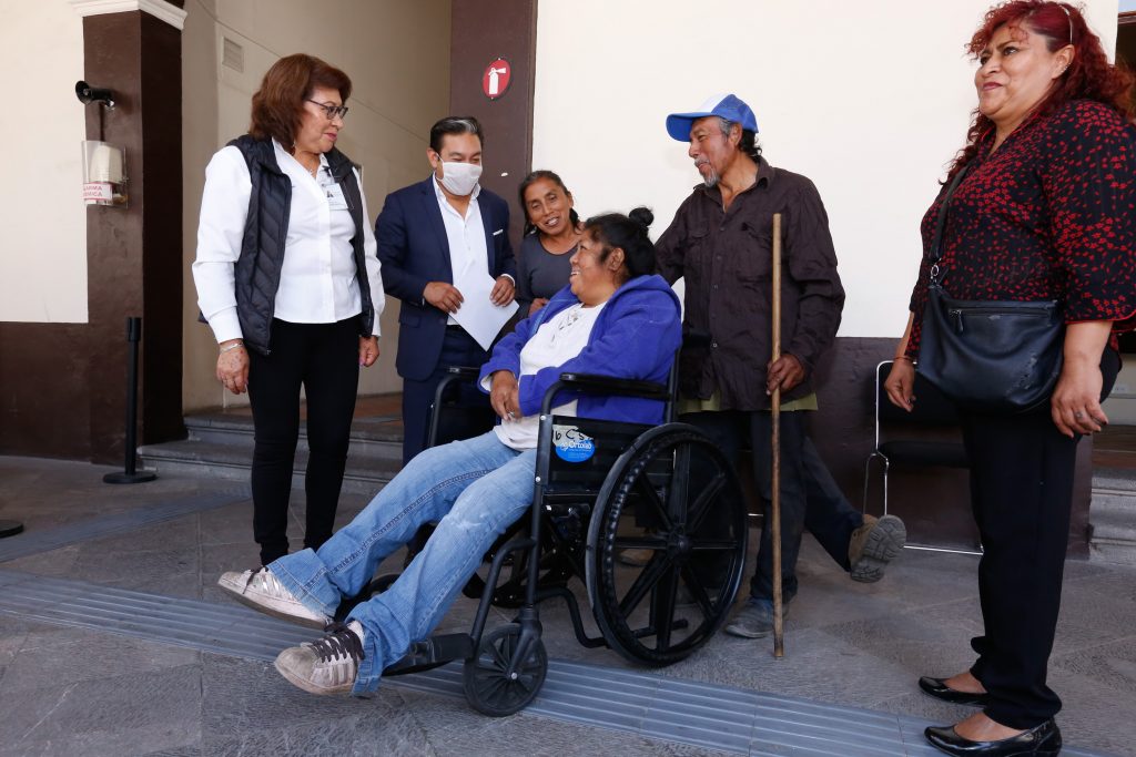 “En el SEDIF sí nos echan la mano”, dice beneficiaria de sillas de ruedas