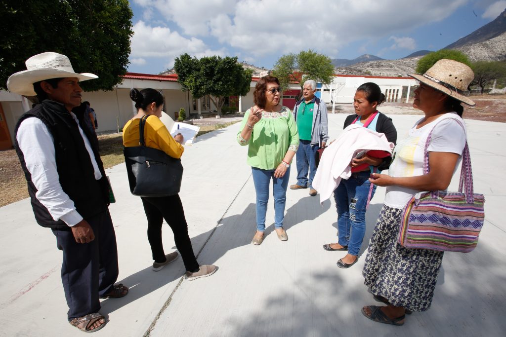 Agradece Doña Teo al SEDIF entrega de colchones en albergue indígena