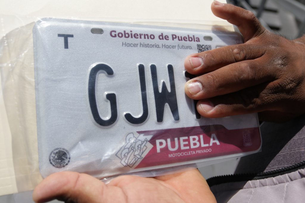 Inició gobierno del estado con entrega de placas nuevas de circulación.