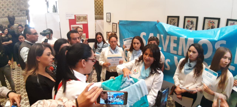 Entrega Frente Nacional por la Familia 70 mil firmas al congreso para mostrar su rechazo al aborto