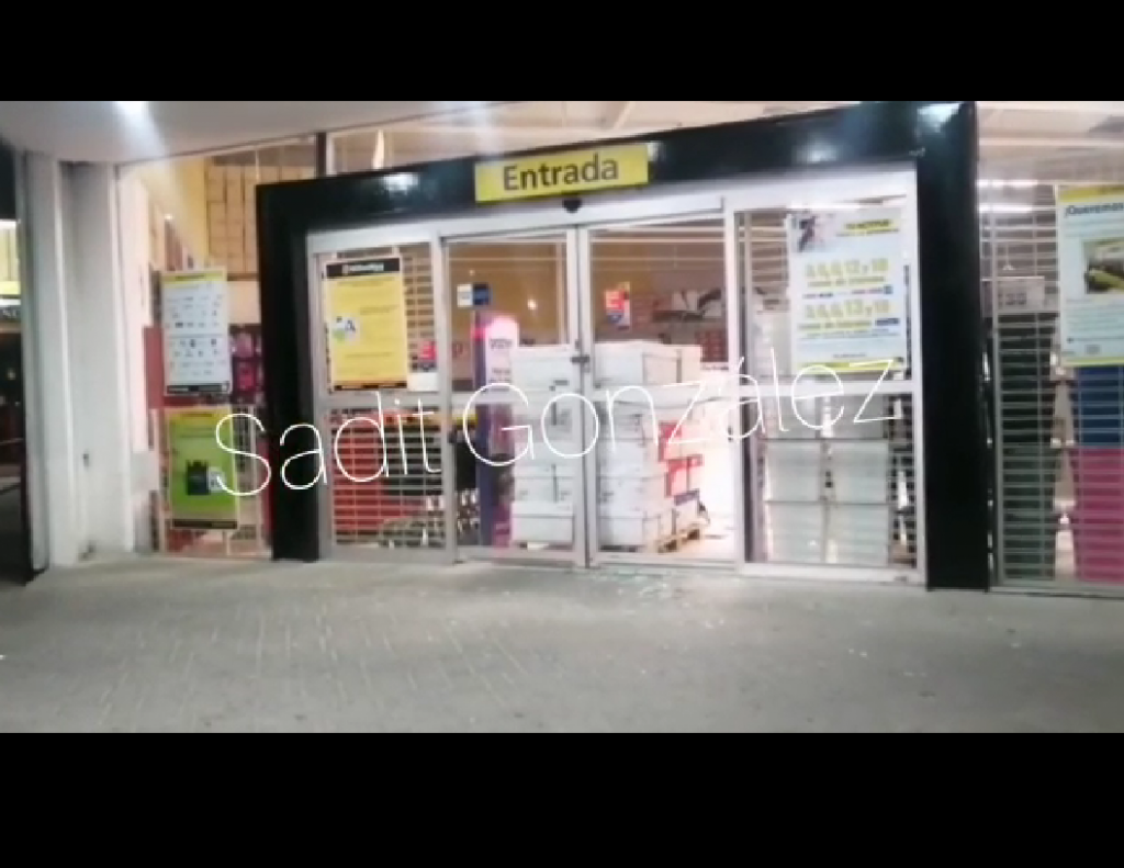 Dan cristalazo a Office Max de Plaza San Pedro