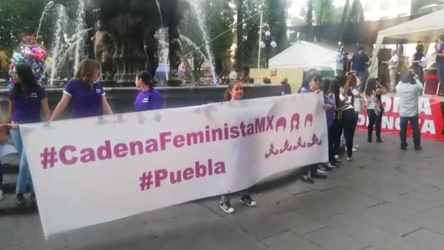 Mujeres poblanas participaron en la Cadena Feminista, un movimiento convocado a nivel nacional