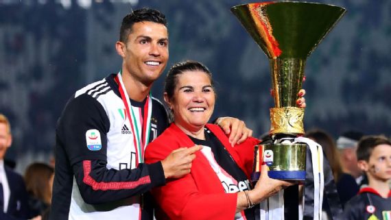 La madre de Cristiano, en terapia intensiva, consciente y estable