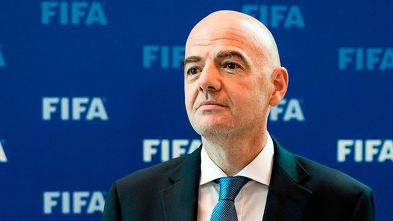 FIFA pide a jugadores reducción en sueldo por coronavirus