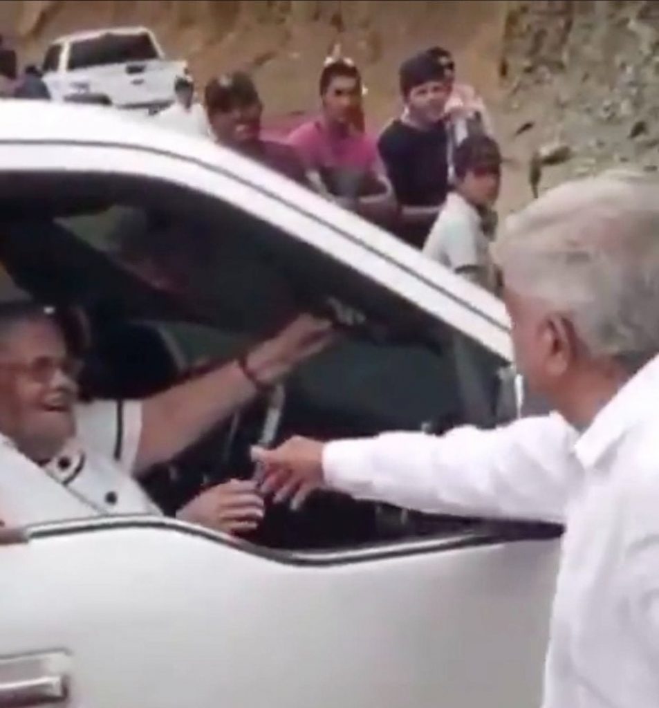 AMLO saluda de mano a la mamá del Chapo Guzmán en gira por Sinaloa