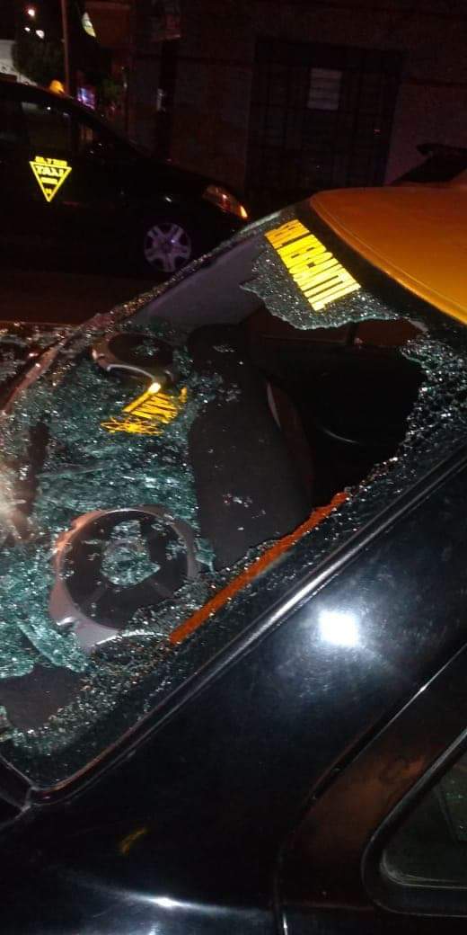 Vandalizan taxi durante batalla campal; el saldo es de 2 heridos en la 28 poniente y 13 norte