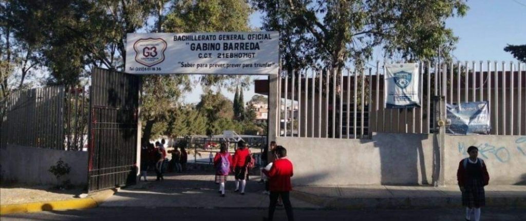 Pánico en escuela por asalto a mano armada.