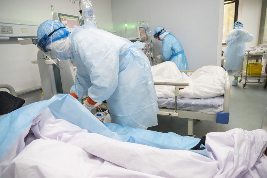 Todas las personas tienen derecho a cuidados médicos si se infectan con el coronavirus