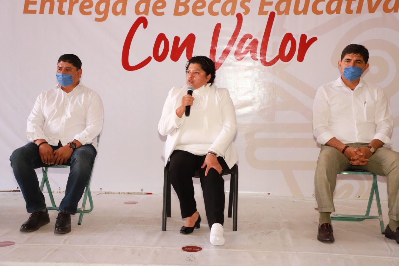Ayuntamiento de San Andrés Cholula entrega apoyos sociales del programa de becas