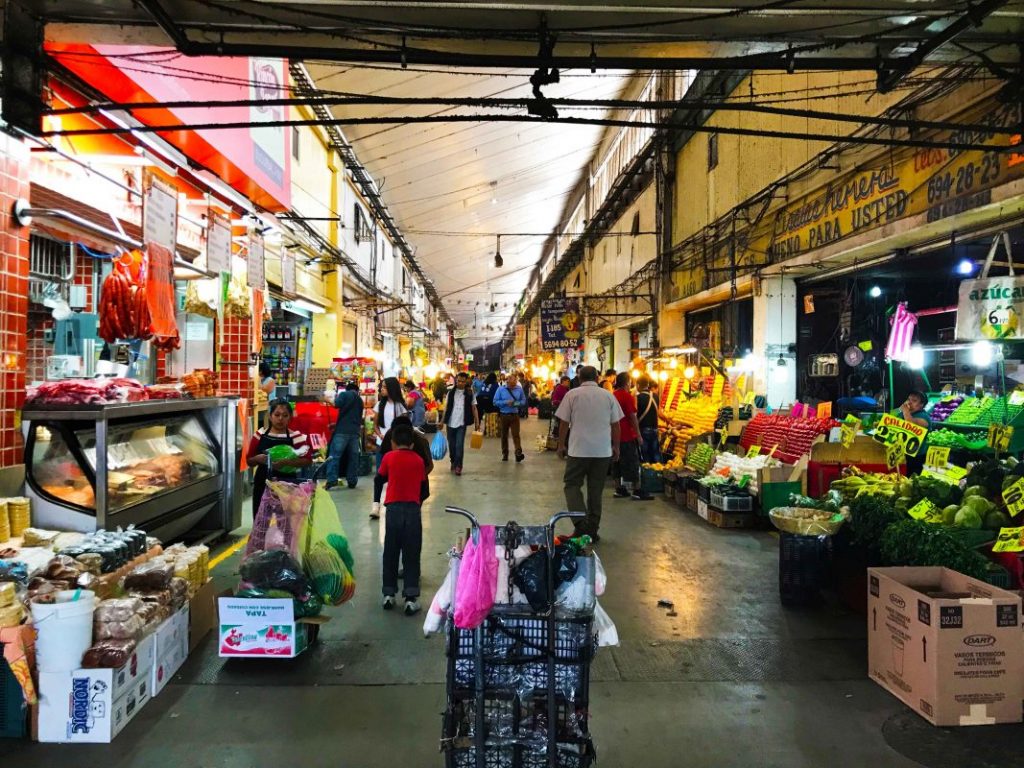 Comerciantes de la Central de abasto piden evitar aglomeraciones de gente.