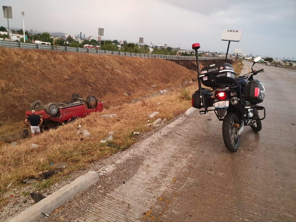 Protección Civil de San Andrés Cholula atiende volcaduras de vehículos por lluvia