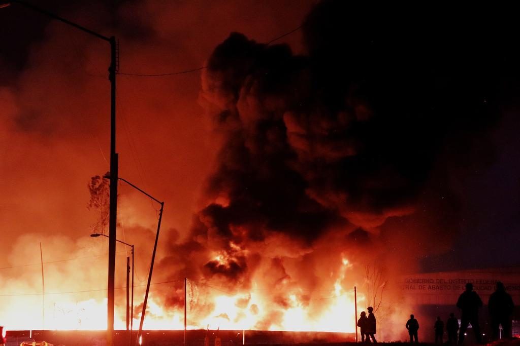 Sofocan incendio en la Central de Abastos, hay ocho lesionados
