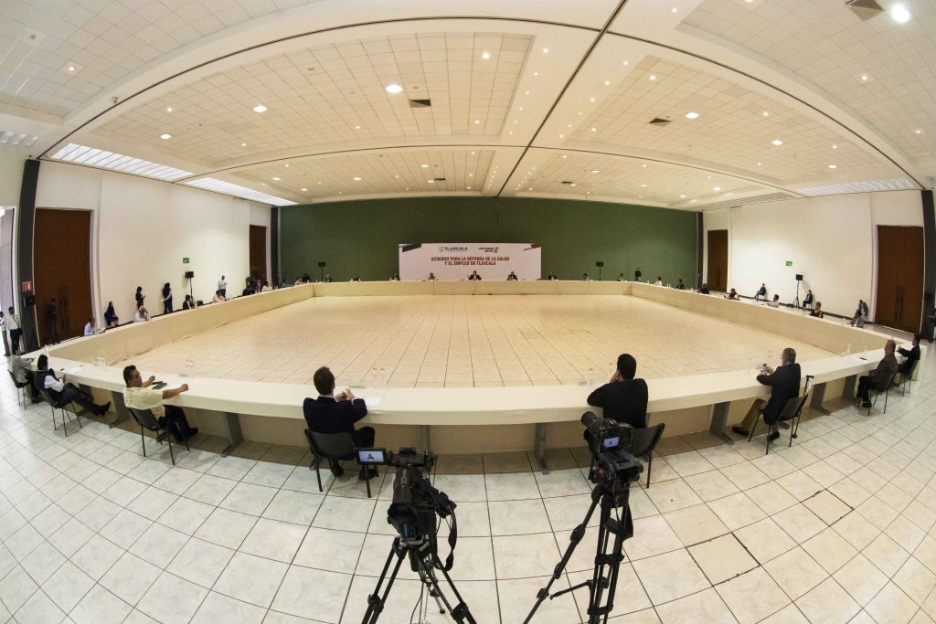 Marco Mena firma con empresarios y sindicatos el “Acuerdo para la defensa del empleo y el sector productivo” por COVID-19.