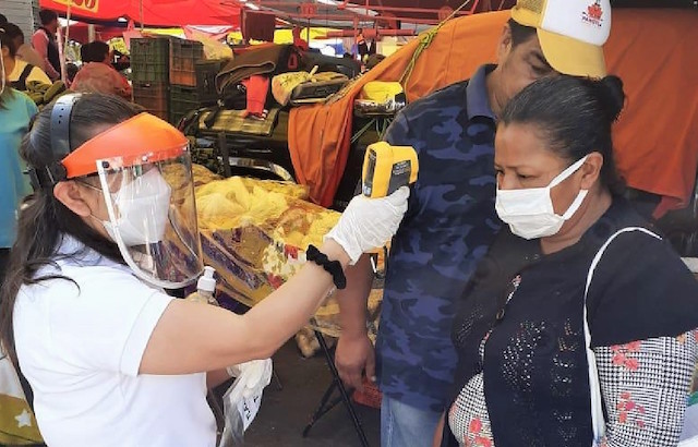 Brigadas de SESA sanitizan mercados de Tlaxcala, Apizaco y El Carmen Tequexquitla ante covid-19